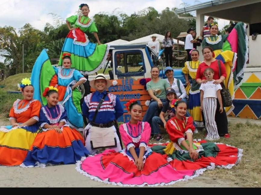 Festival folclórico con los niños de la vereda