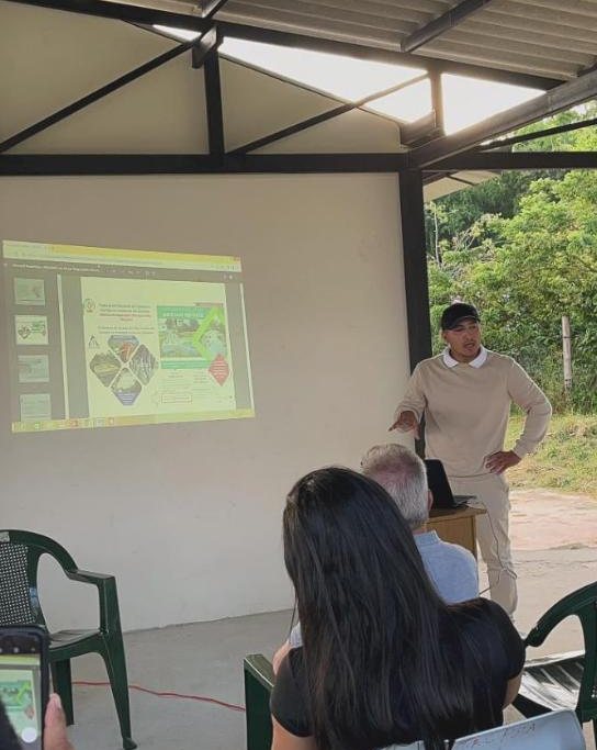 Asamblea de socialización en el Centro Cultural Rural La Pola
